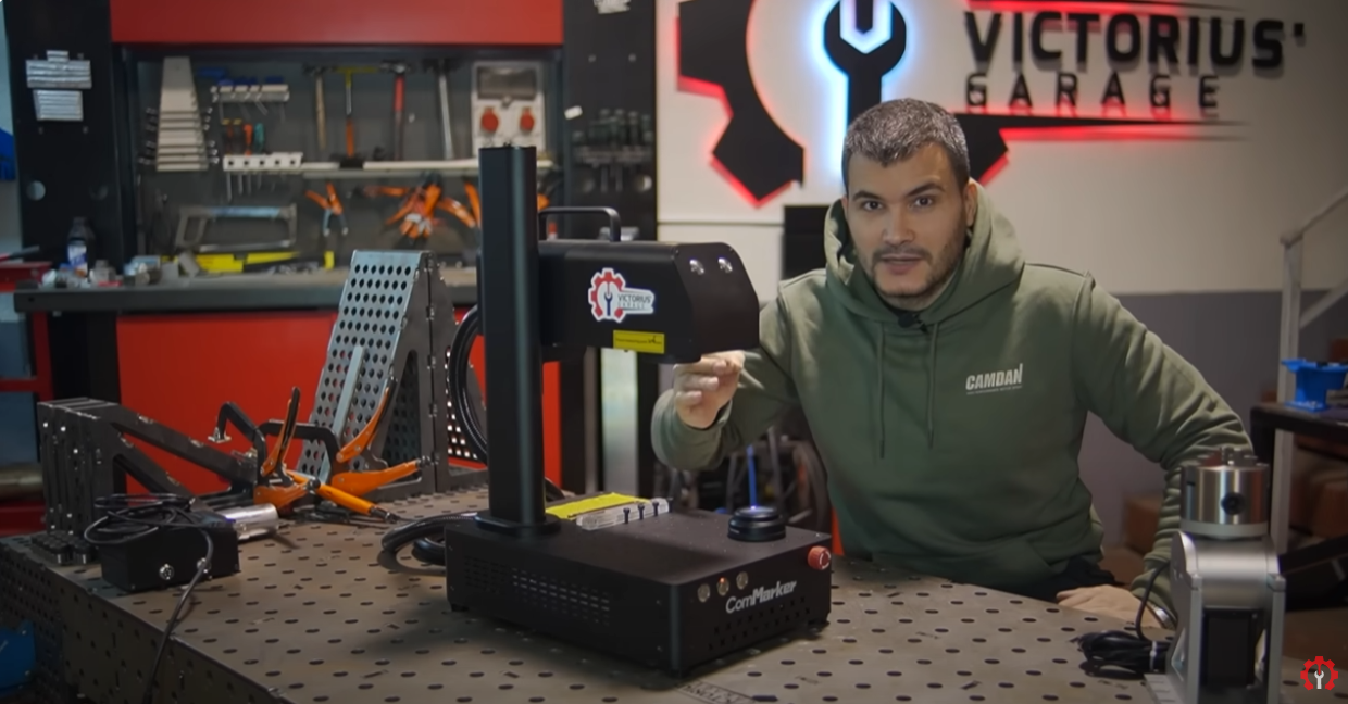 مراجعة ماكينة النقش بالليزر الليفي ComMarker B4 من Victorius Garage